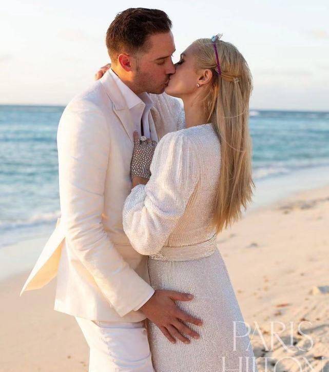 希尔顿大小姐第四次订婚！裹月光银长裙难得美翻，戴1300万婚戒真壕