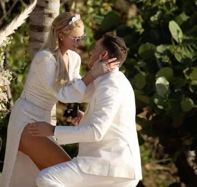 希尔顿大小姐第四次订婚!裹月光银长裙难得美翻<strong></p>
<p>卡特币</strong>,戴1300万婚戒真壕