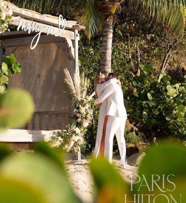 希尔顿大小姐第四次订婚!裹月光银长裙难得美翻<strong></p>
<p>卡特币</strong>,戴1300万婚戒真壕