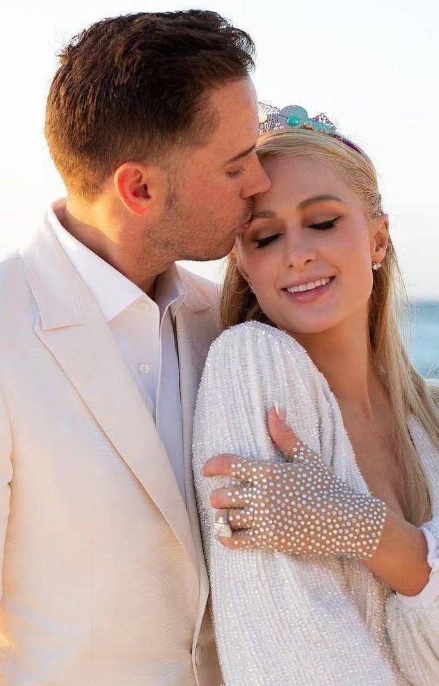 希尔顿大小姐第四次订婚!裹月光银长裙难得美翻<strong></p>
<p>卡特币</strong>,戴1300万婚戒真壕