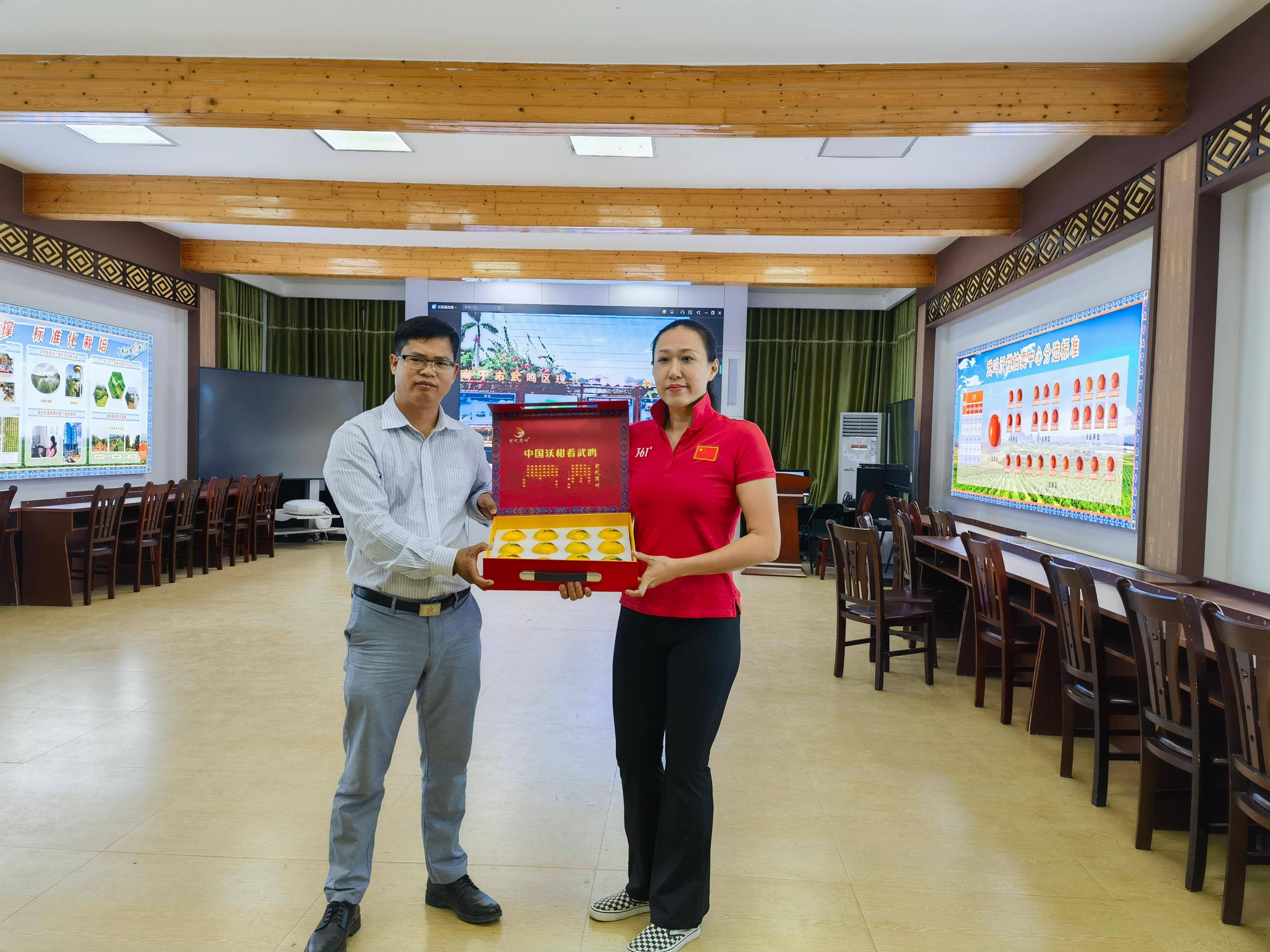 世界游泳冠军到起凤橘洲为武鸣沃柑“吆喝”