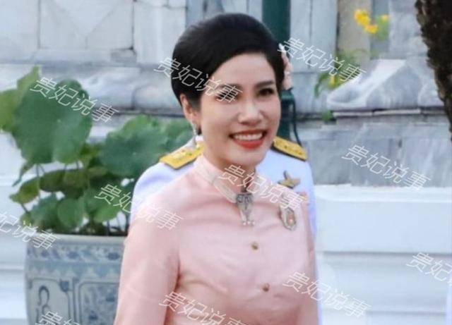 诗妮娜新造型惊艳！换上樱花礼服如沐春风，泰王笑得合不拢嘴