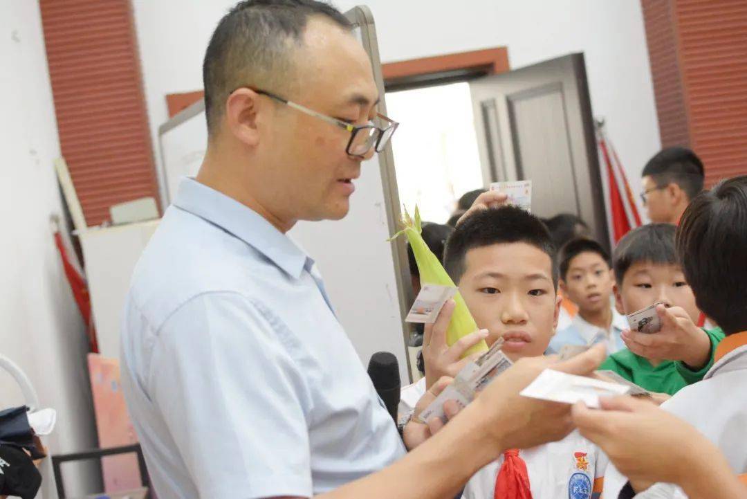 劳动教育丨今天<strong></p>
<p>响币</strong>我当家——乐外小学部卓越币兑换活动