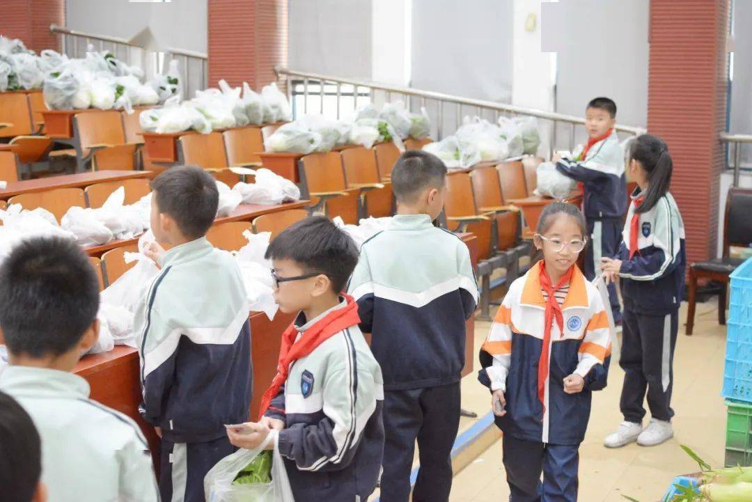 劳动教育丨今天<strong></p>
<p>响币</strong>我当家——乐外小学部卓越币兑换活动