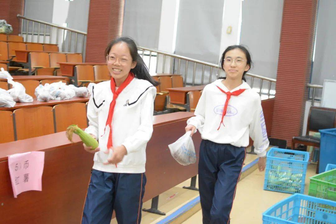 劳动教育丨今天<strong></p>
<p>响币</strong>我当家——乐外小学部卓越币兑换活动