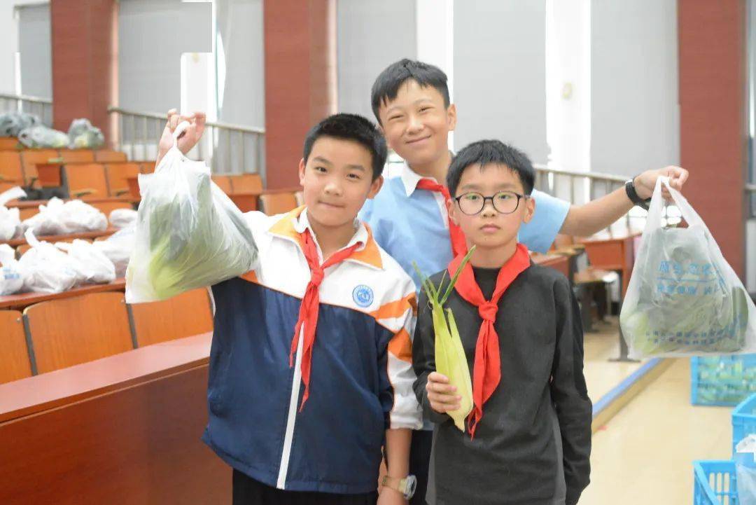 劳动教育丨今天<strong></p>
<p>响币</strong>我当家——乐外小学部卓越币兑换活动