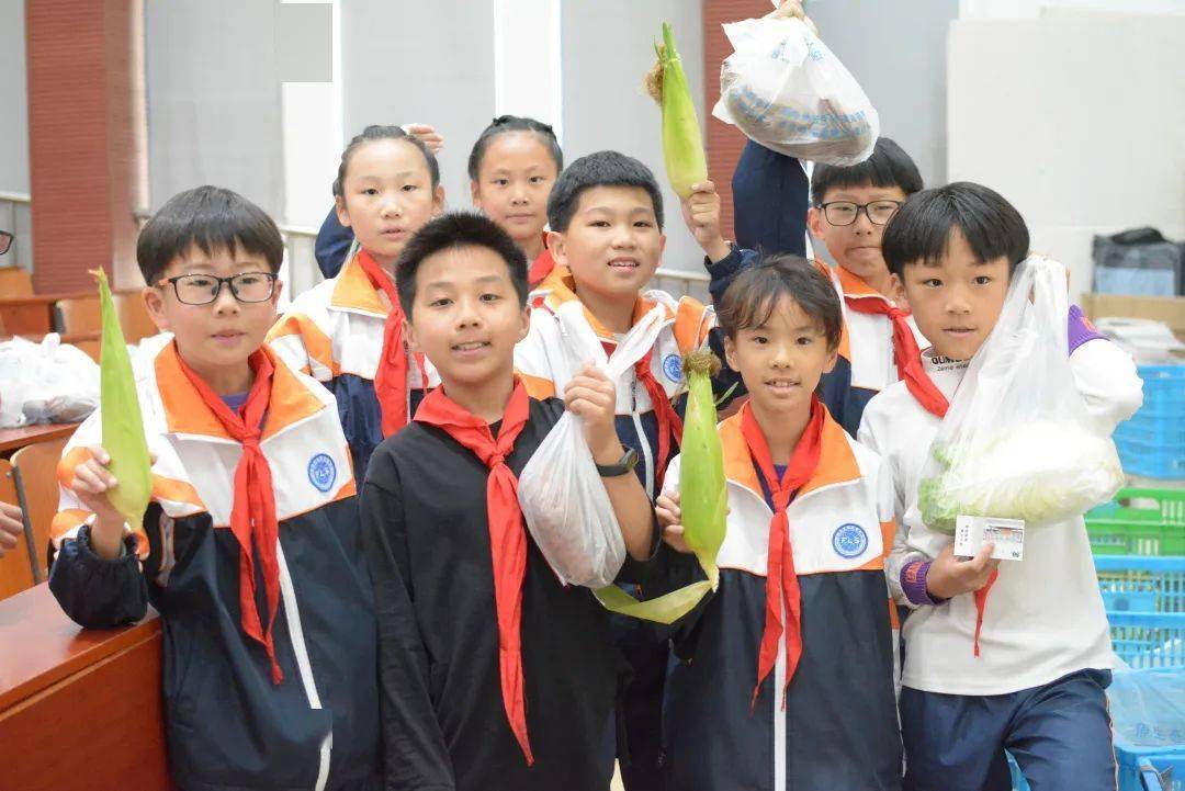 劳动教育丨今天<strong></p>
<p>响币</strong>我当家——乐外小学部卓越币兑换活动