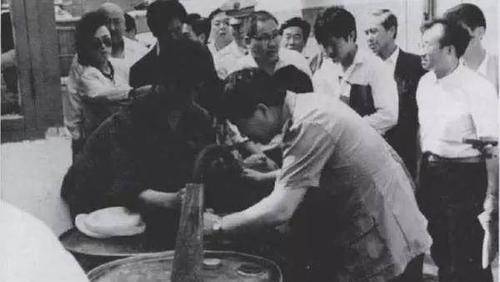 上世纪最荒谬的骗局:初中生号称可以将水变油<strong></p>
<p>世纪币</strong>,骗了四亿多人民币