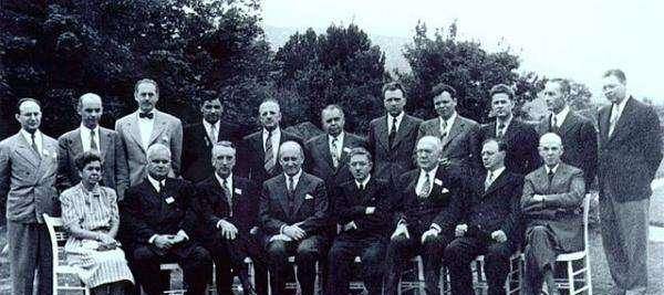 20世纪美元与黄金脱钩<strong></p>
<p>世纪币</strong>,各国却还要跟风?人民币国际化迫在眉睫