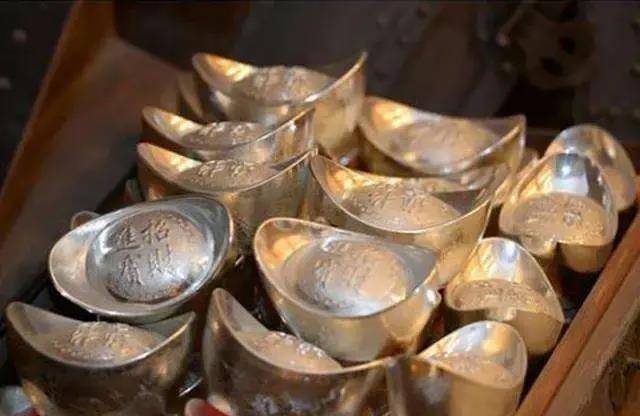 朱元璋规定:贪赃60两银子以上斩首<strong></p>
<p>币别换算</strong>,明朝60两换算成人民币是多少