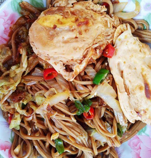今天做了个全网都在流行的荷包蛋焖面，味道好极了