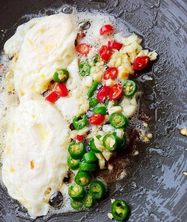 今天做了个全网都在流行的荷包蛋焖面<strong></p>
<p>蛋币网</strong>，味道好极了