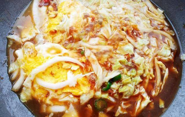 今天做了个全网都在流行的荷包蛋焖面<strong></p>
<p>蛋币网</strong>，味道好极了