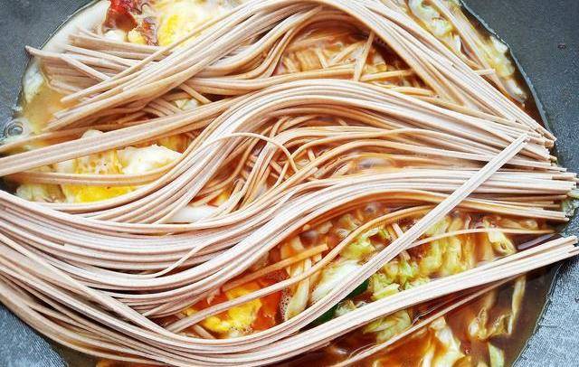 今天做了个全网都在流行的荷包蛋焖面<strong></p>
<p>蛋币网</strong>，味道好极了