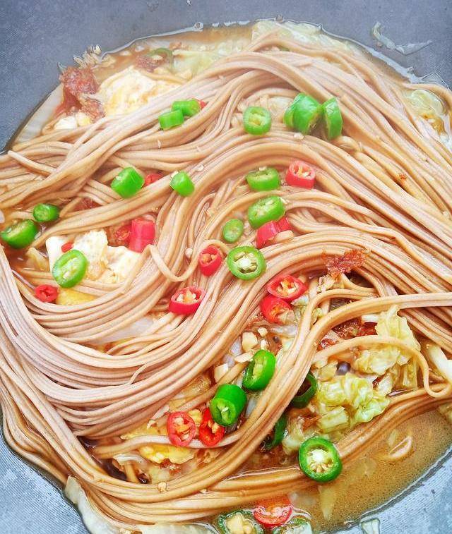 今天做了个全网都在流行的荷包蛋焖面<strong></p>
<p>蛋币网</strong>，味道好极了