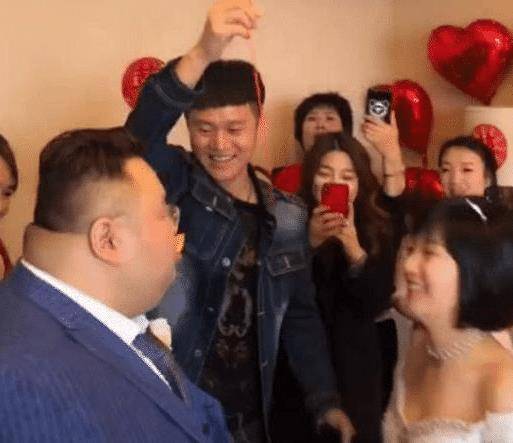 抖音“200斤新郎”爆红<strong></p>
<p>红币</strong>,看到新娘颜值,网友:我和他就差网民币