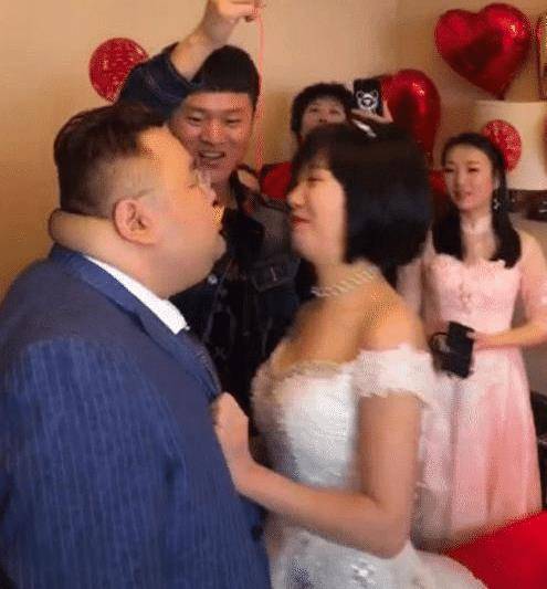 抖音“200斤新郎”爆红<strong></p>
<p>红币</strong>,看到新娘颜值,网友:我和他就差网民币