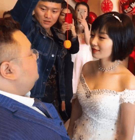 抖音“200斤新郎”爆红<strong></p>
<p>红币</strong>,看到新娘颜值,网友:我和他就差网民币