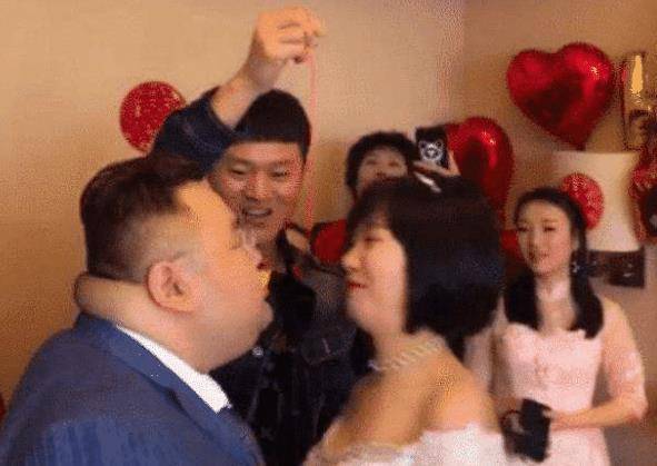 抖音“200斤新郎”爆红<strong></p>
<p>红币</strong>,看到新娘颜值,网友:我和他就差网民币