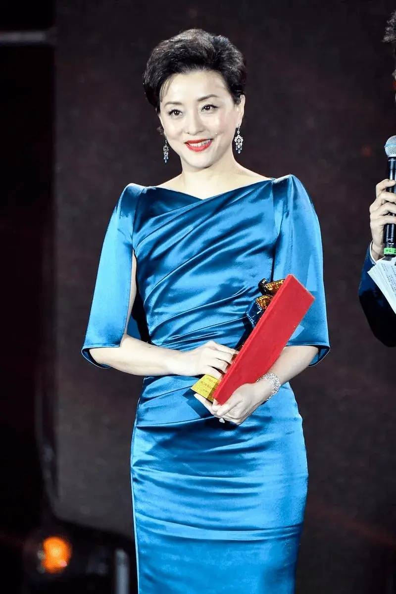 进军餐饮业!杨澜投资设立餐饮公司:注资30亿<strong></p>
<p>币天下</strong>,间接持股99%