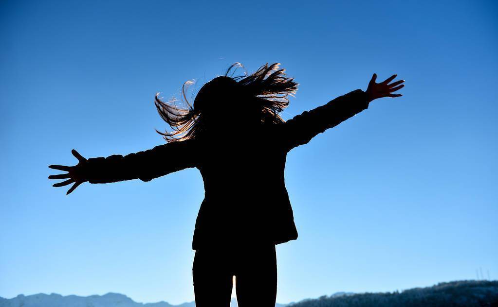 为什么明星赚那么多钱<strong></p>
<p>币富网</strong>,还要偷税漏税?邓伦事件背后的秘密