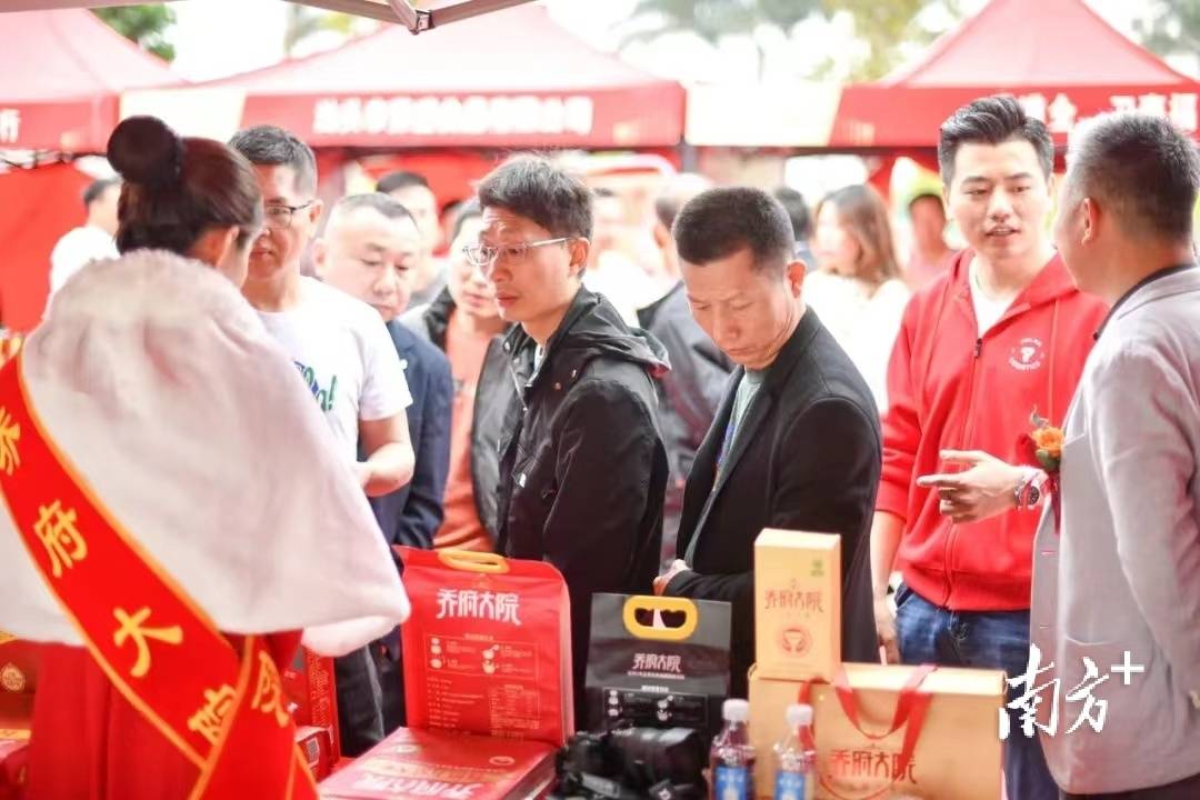 打造一级市场<strong></p>
<p>股票一级市场</strong>，省市重点项目粤东三科农商城步入快车道