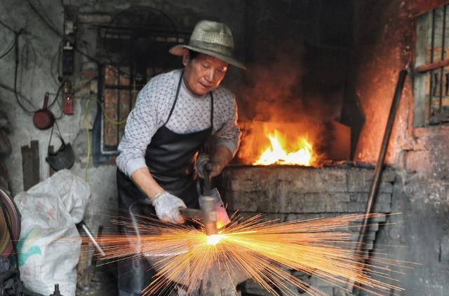 散碎银子作为货币<strong></p>
<p>货币怎么买</strong>,根本没有面额,古人是怎么交易的?