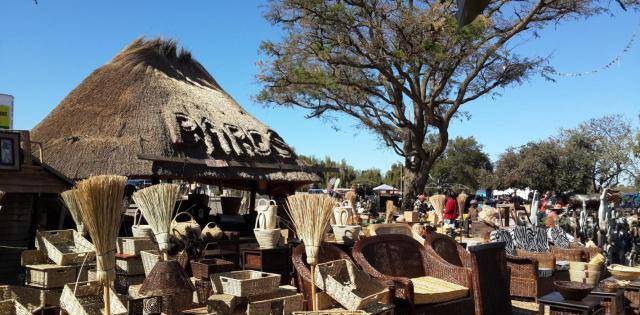 非洲这国大肆发行货币<strong></p>
<p>货币怎么买</strong>,造成通货膨胀,买菜都需要背着一麻袋钱