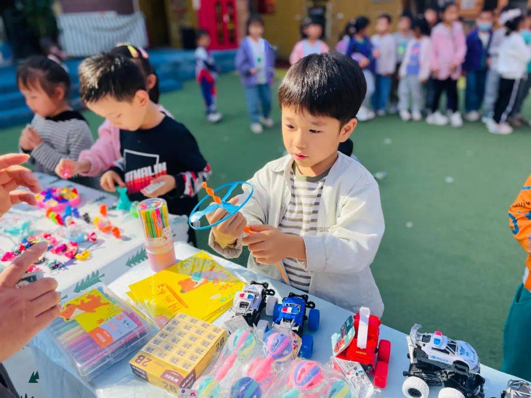 【园所动态】“礼物兑换<strong></p>
<p>快币兑换</strong>,让爱循环”天爱美幼儿园“天爱币”兑换礼物活动!