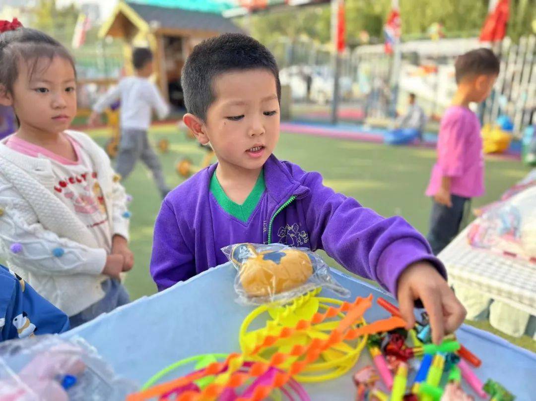 【园所动态】“礼物兑换<strong></p>
<p>快币兑换</strong>,让爱循环”天爱美幼儿园“天爱币”兑换礼物活动!