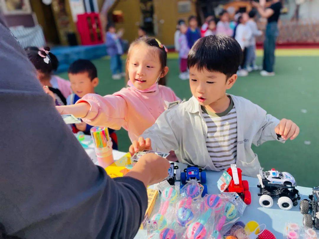 【园所动态】“礼物兑换<strong></p>
<p>快币兑换</strong>,让爱循环”天爱美幼儿园“天爱币”兑换礼物活动!