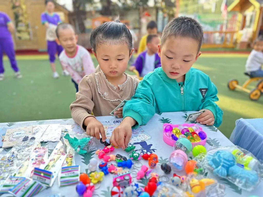 【园所动态】“礼物兑换<strong></p>
<p>快币兑换</strong>,让爱循环”天爱美幼儿园“天爱币”兑换礼物活动!