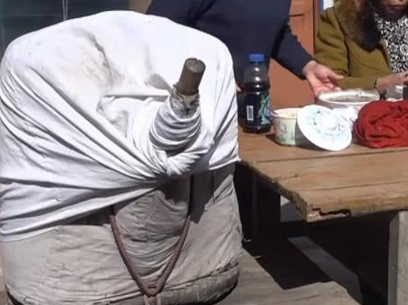 六旬大爷提着“大油壶”卖早餐<strong></p>
<p>提币地址</strong>,路人“惊呆”了,网友:给我地址