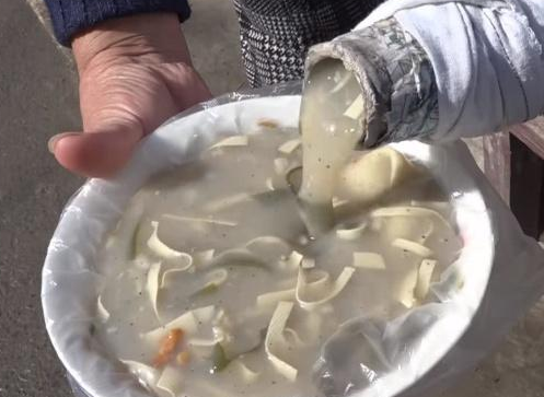 六旬大爷提着“大油壶”卖早餐<strong></p>
<p>提币地址</strong>,路人“惊呆”了,网友:给我地址