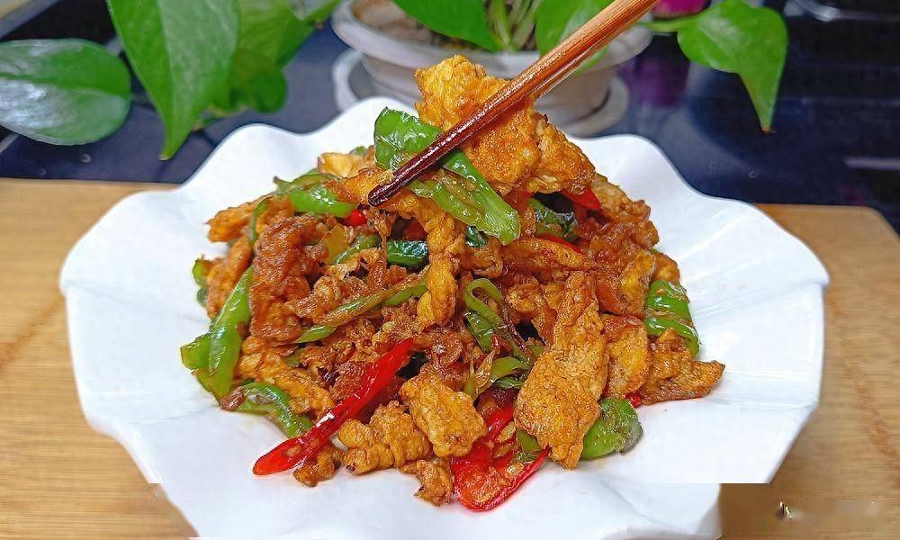 尖椒炒鸡蛋怎么炒？是先炒鸡蛋还是炒辣椒？教你正确做法下饭真香