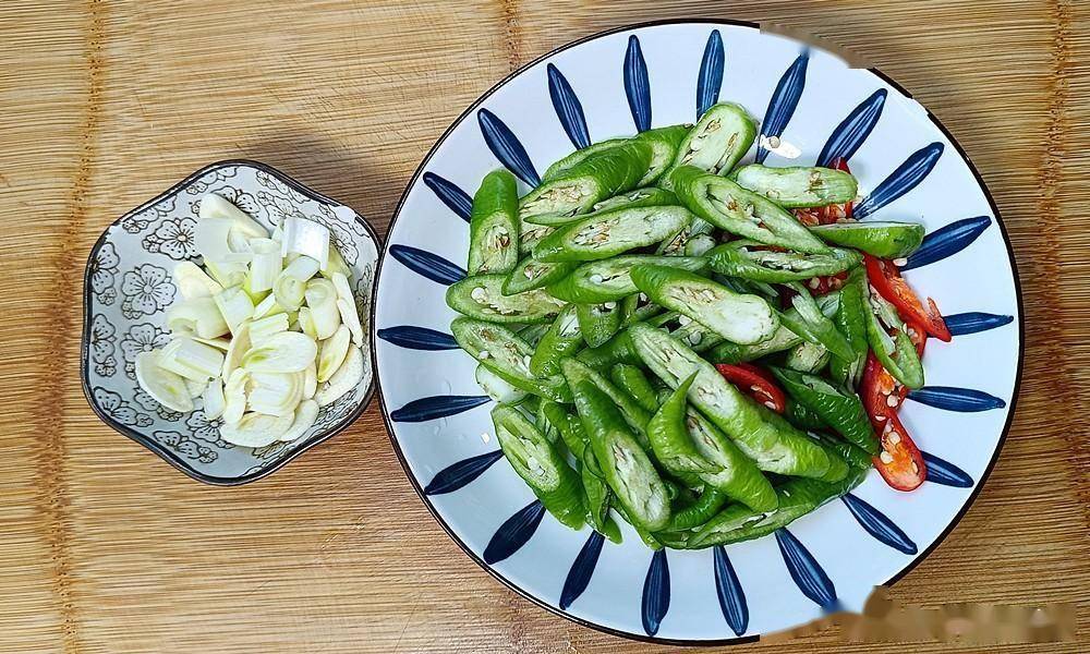 尖椒炒鸡蛋怎么炒<strong></p>
<p>炒币怎么炒</strong>?是先炒鸡蛋还是炒辣椒?教你正确做法下饭真香