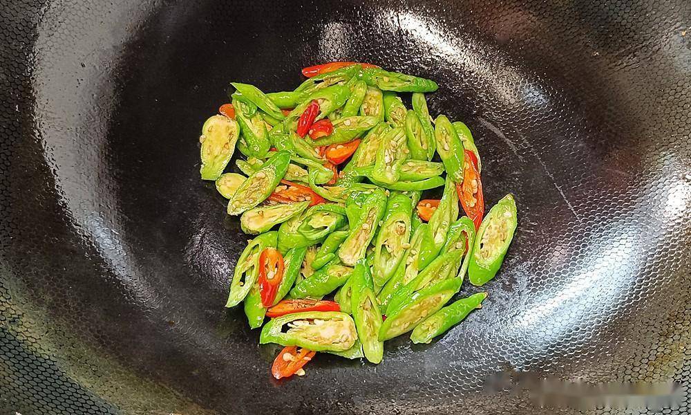 尖椒炒鸡蛋怎么炒<strong></p>
<p>炒币怎么炒</strong>?是先炒鸡蛋还是炒辣椒?教你正确做法下饭真香