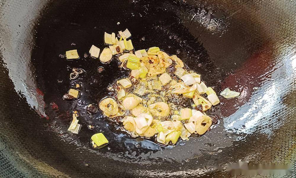 尖椒炒鸡蛋怎么炒<strong></p>
<p>炒币怎么炒</strong>?是先炒鸡蛋还是炒辣椒?教你正确做法下饭真香