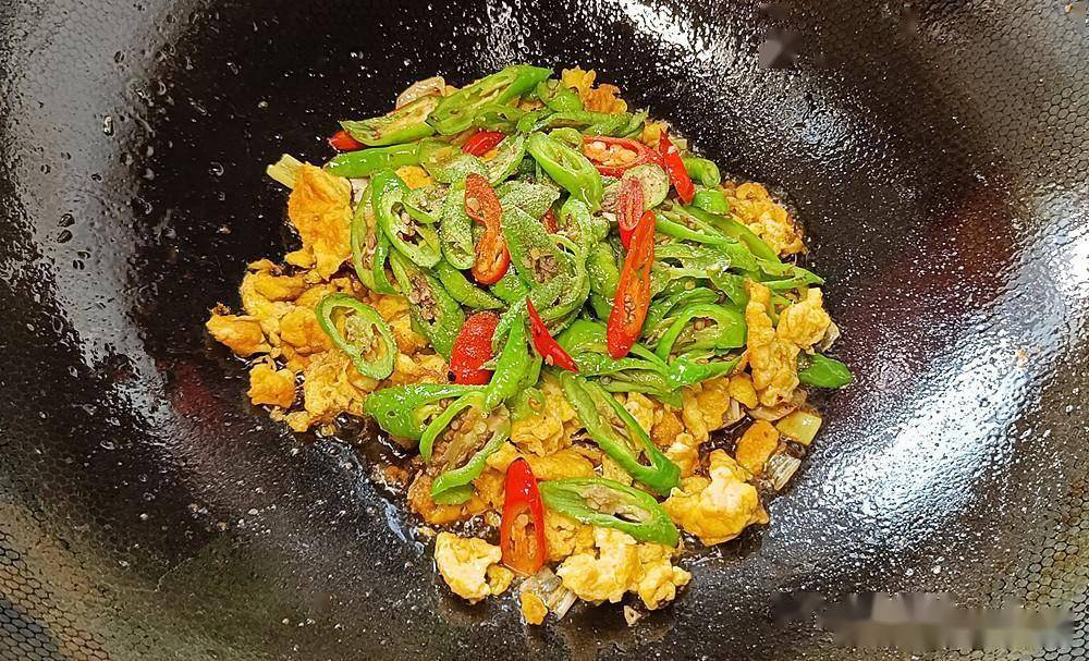 尖椒炒鸡蛋怎么炒<strong></p>
<p>炒币怎么炒</strong>?是先炒鸡蛋还是炒辣椒?教你正确做法下饭真香