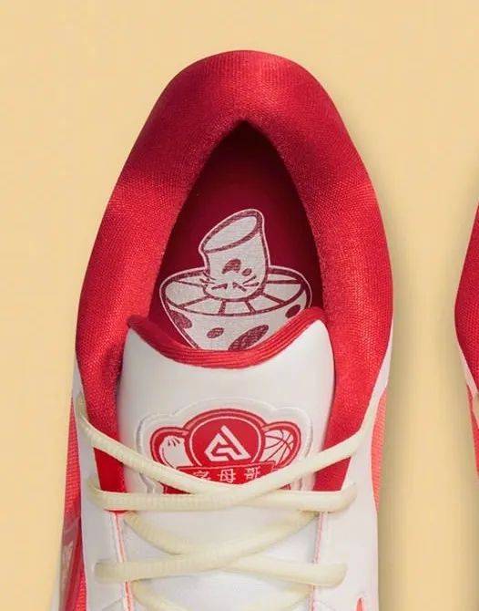 官方也玩谐音梗<strong></p>
<p>cny</strong>！字母哥6代CNY配色有点意思