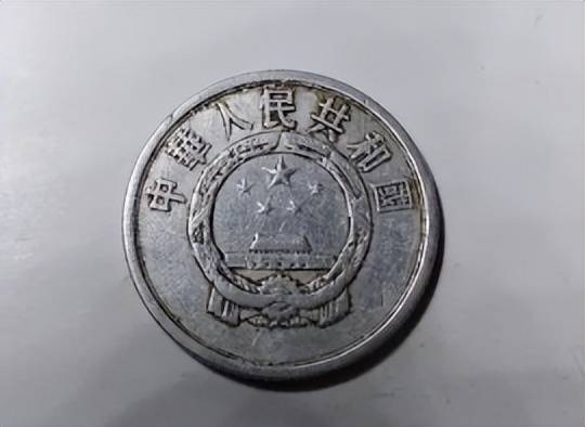 分币中的币中币<strong></p>
<p>币安中币</strong>,如果是这个年份的,一枚叫价12000元钱