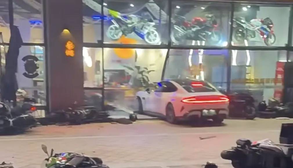 男子买新车后在群里炫耀被嘲<strong></p>
<p>币安交易所</strong>,持刀杀害一男子后开车撞向咖啡店?警方通报