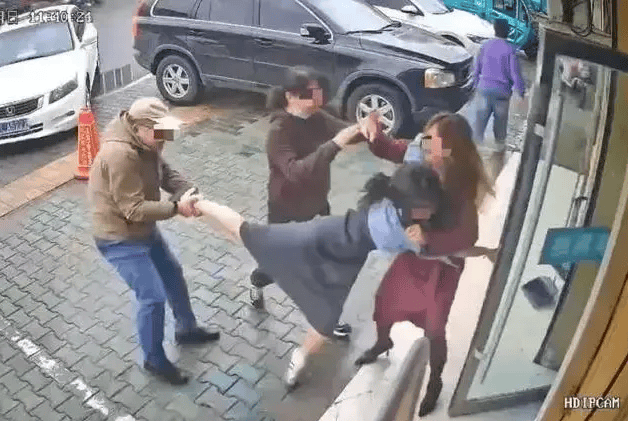 公职夫妻因挪车将女子打骨折<strong></p>
<p>币安交易所</strong>,想40万私了?通报来了