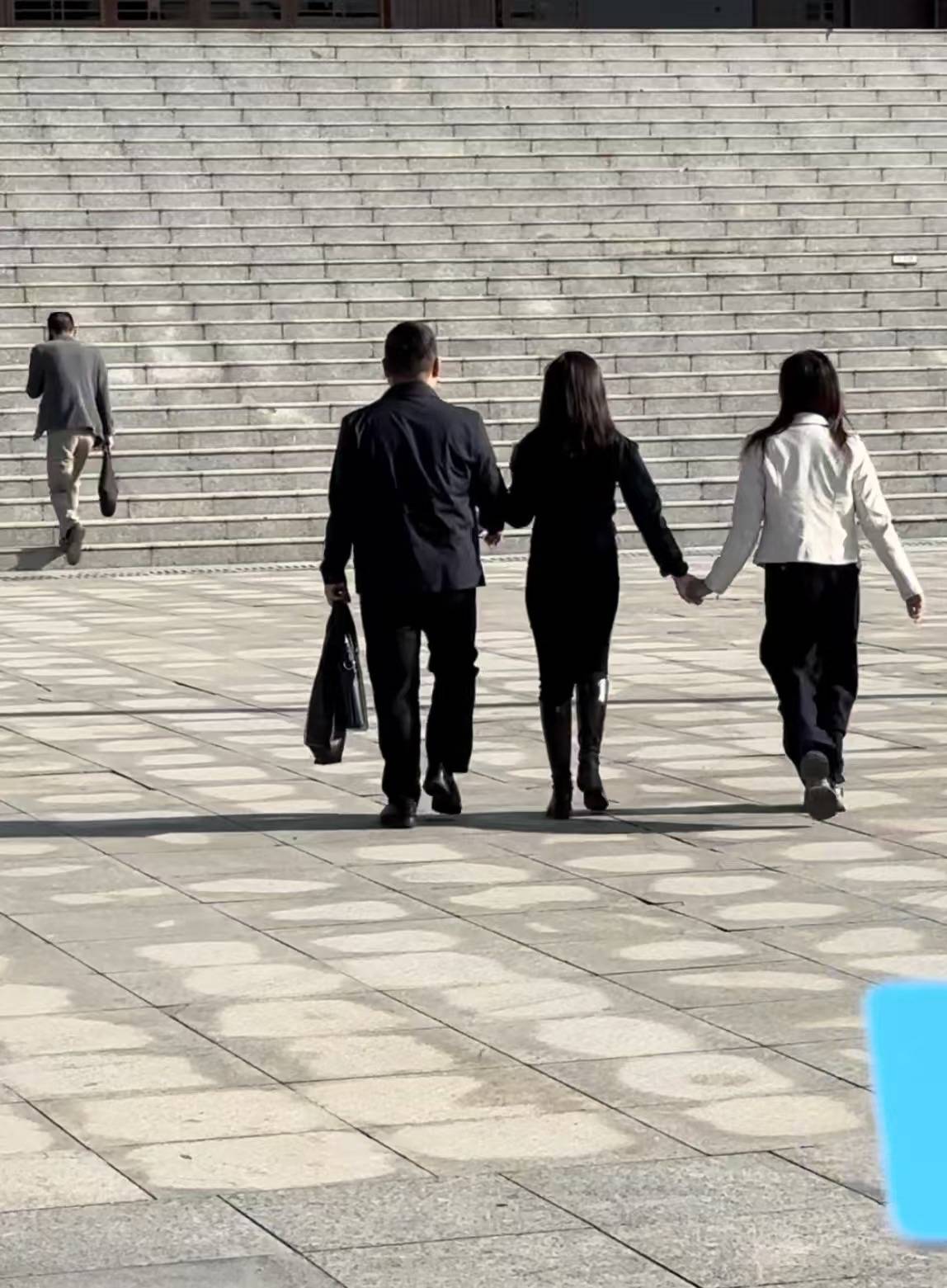 死刑!余华英拐卖儿童案重审宣判<strong></p>
<p>币安交易所</strong>,其当庭表示上诉