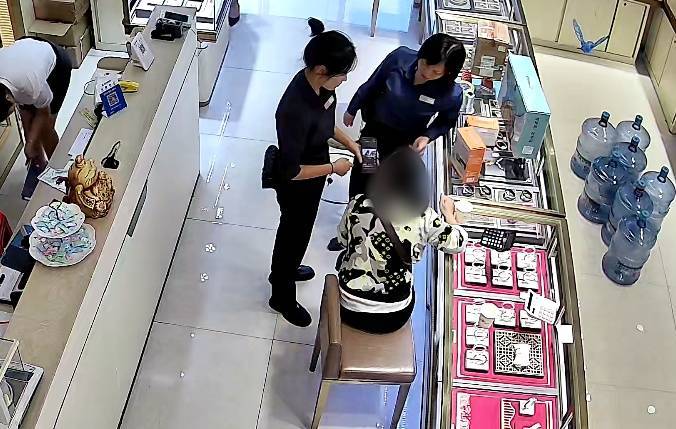 柳州女子到柳南万达买3万元黄金<strong></p>
<p>币安的比特币</strong>,不挑款不问价,店员吓到报警!