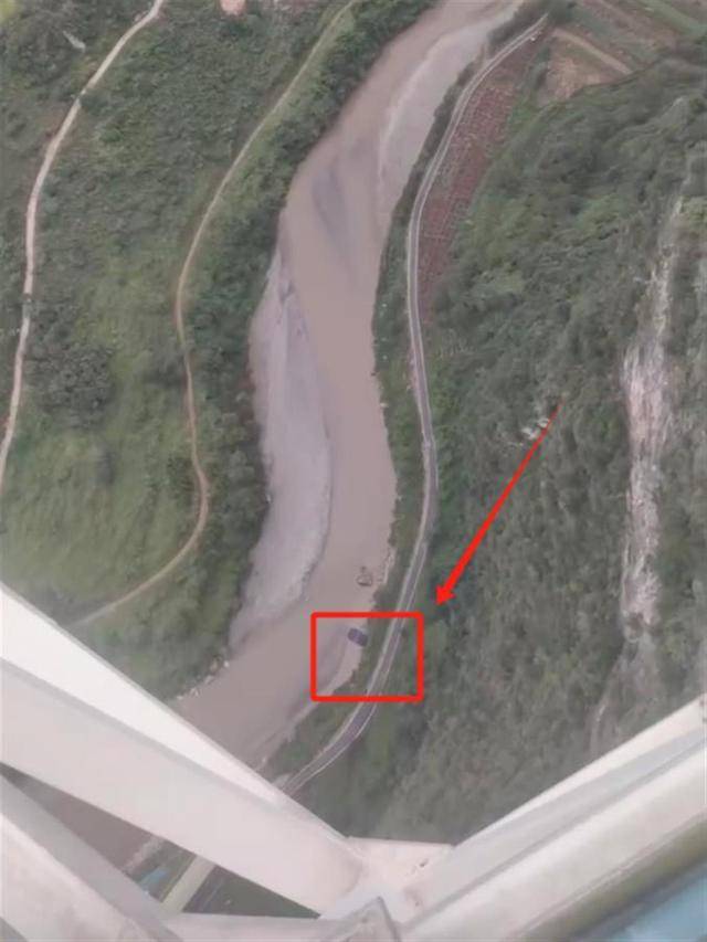 视频疯传!外国男子云南跳伞开伞失败<strong></p>
<p>币安市值</strong>,急速坠落?景区澄清:视频不完整,开伞成功了