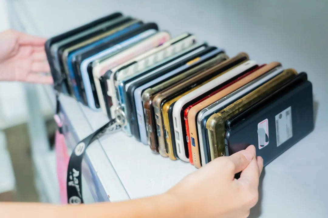 6天捡1000张身份证<strong></p>
<p>币安市值</strong>!高铁站工作人员回应