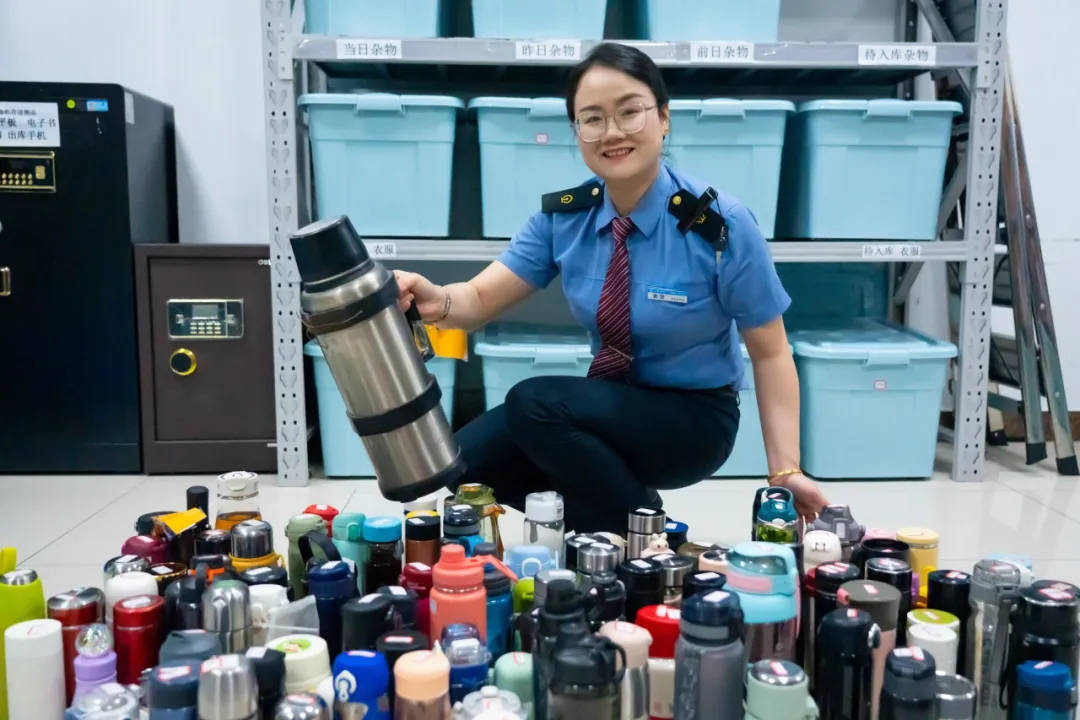 6天捡1000张身份证<strong></p>
<p>币安市值</strong>!高铁站工作人员回应