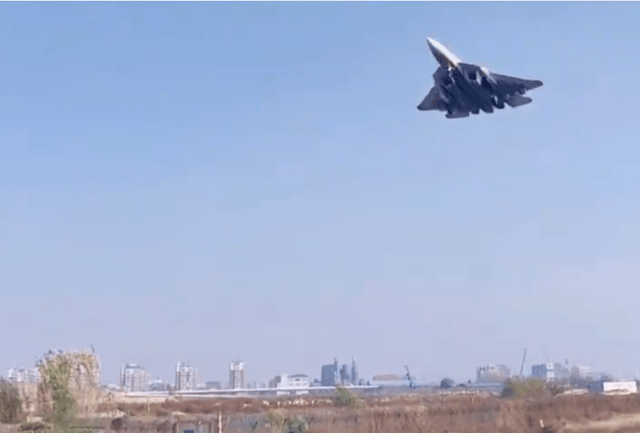 来抢歼35的“饭碗”?苏57隐身战机降落太原<strong></p>
<p>币安市值</strong>,3款隐身机航展同框