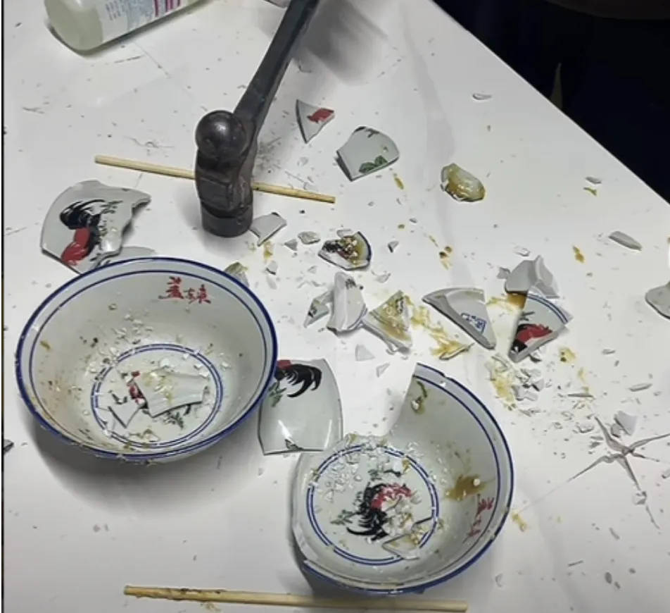 网红夫妇被传有传染病<strong></p>
<p>币安币怎么玩</strong>,餐馆砸餐具撇清?官方回应